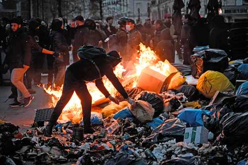  En la foto, toneladas de basura en las calles de París, a falta de servicios públicos por el paro. Foto Afp