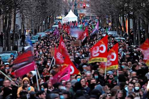  Sobre estas líneas, manifestantes ondean banderas sindicales en una protesta en Lille, en el norte de Francia. Foto Afp