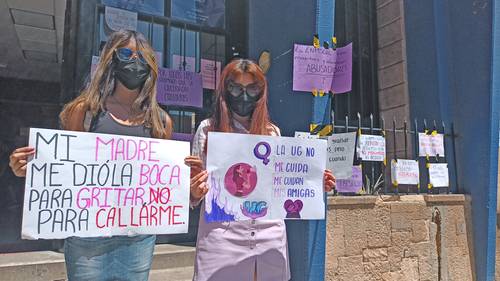 Alumnas de la Escuela de Nivel Medio Superior (ENMS) de la Universidad de Guanajuato, durante una manifestación, ayer al mediodía frente al plantel Centro, ubicado en la calle Álvaro Obregón en la ciudad de León.