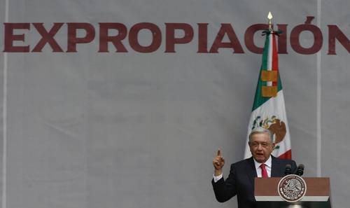 En el Zócalo colmado por miles de personas provenientes de todo el país, el Presidente pronunció un discurso de 62 minutos.