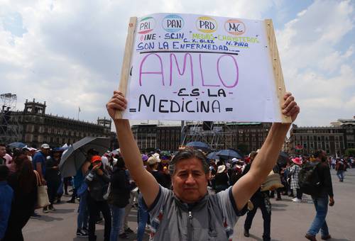 La conmemoración fue el pretexto para todo tipo de pancartas en apoyo de AMLO.