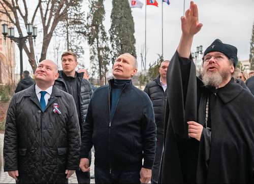Vladimir Putin, con el patriarca metropolitano Tikhon Shevkunov (derecha), presidente del Consejo para la Cultura, en Sebastopol.