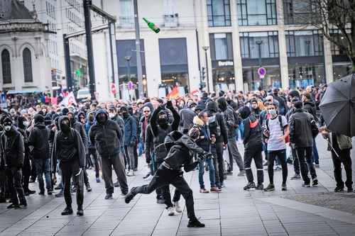 En la ciudad de Nantes (oeste), cientos de jóvenes chocaron con la policía durante la manifestación para exigir que el presidente retire el aumento a la edad de jubilación.