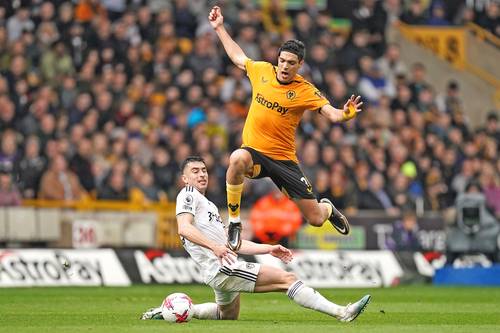 Raúl Jiménez (en el aire) nada pudo hacer en la derrota de los Wolves 4-2 ante el Leeds.