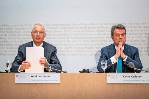 Los presidentes del Credit Suisse, Axel Lehman, y de UBS, Colm Kelleher, durante el anuncio de adquisición, con el que se pretende contener una crisis bancaria sistémica.