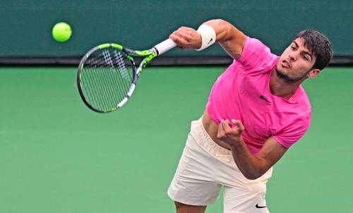 Con la ausencia de Novak Djokovic, impedido a competir por su negativa a vacunarse, el joven español Carlos Alcaraz (en la imagen)se impuso ayer en Indian Wells con un avasallante 6-3 y 6-2 al ruso Daniil Medvedev.