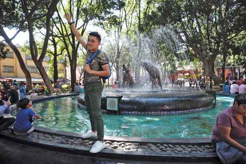 ¡BIENVENIDA, PRIMAVERA!. El comienzo de la primavera coincidió ayer con un día de asueto que permitió a muchos capitalinos disfrutar de paseos. La imagen, en Coyoacán.