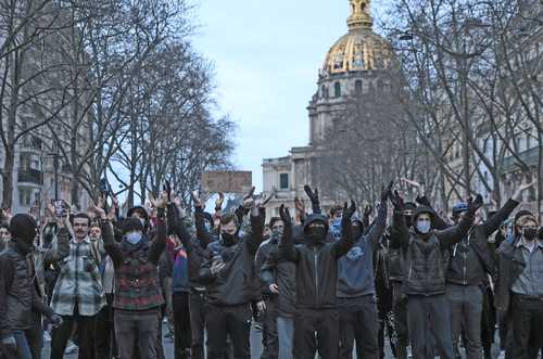 Manifestantes corean consignas contra el gobierno francés, ayer, durante una protesta en París por el intento de elevar la edad de jubilación de 62 a 64 años.