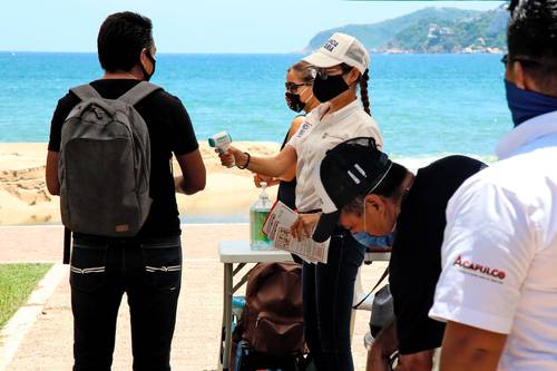 Después de tres meses, las playas de Acapulco, Guerrero, volvieron a recibir turistas en julio de 2020; en los accesos se instalaron filtros sanitarios en los cuales se tomaba la temperatura a los vacacionistas y se les ofrecía desinfectante, además de vigilar el uso del cubrebocas.