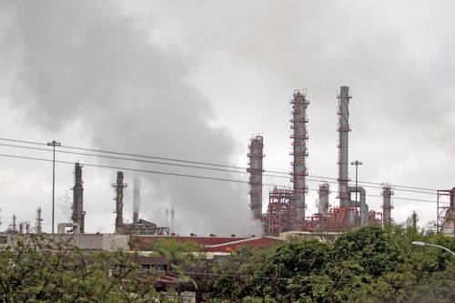 La refinería de Pemex en Cadereyta, Nuevo León, emite diariamente altas concentraciones de dióxido de azufre, por lo cual las autoridades estatales advirtieron que si no se toman medidas al respecto clausurarán las instalaciones.