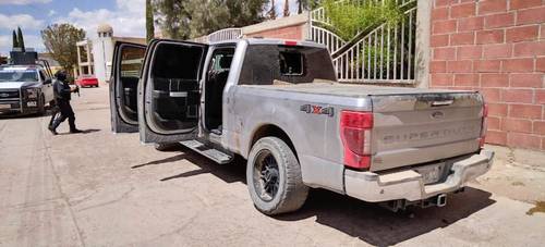 Una de las camionetas con blindaje utilizadas por integrantes de la delincuencia organizada para secuestrar a 18 personas en cuatro municipios del sureste de Zacatecas. Ayer, los civiles fueron liberados en una operación del Ejército.