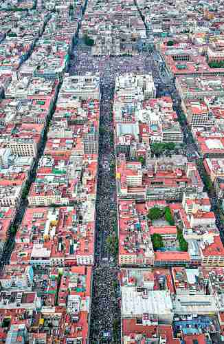 La avenida 20 de Noviembre lució pletórica la tarde del sábado durante el mitin por el 85 aniversario de la expropiación petrolera convocado por López Obrador.