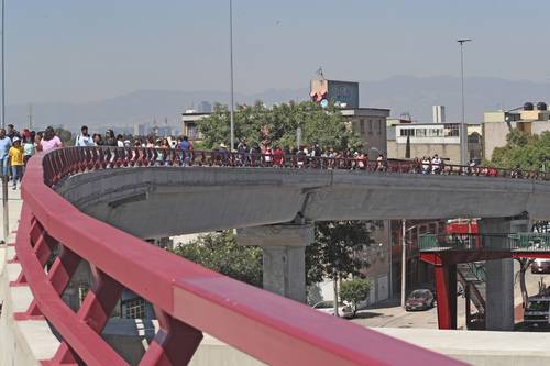 Luego de 10 meses de obra, ayer se abrió a la circulación el viaducto que cruza sobre la línea 5 del Metro.