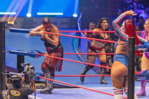  Sobre estas líneas, una batalla entre gladiadoras. Foto Pablo Ramos