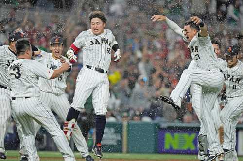 Los japoneses estallaron en júbilo tras las anotaciones de Shohei Ohtani y Ukyo Shuto, con las que firmaron su pase a la final.