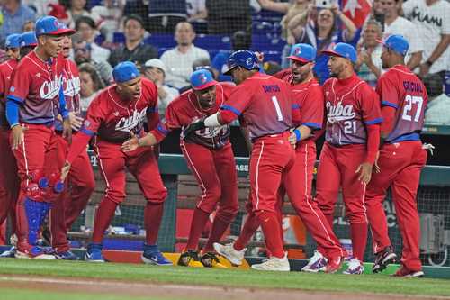 Beisbolistas cubanos que juegan en la isla se unieron a otros ligamayoristas para representar a su país.