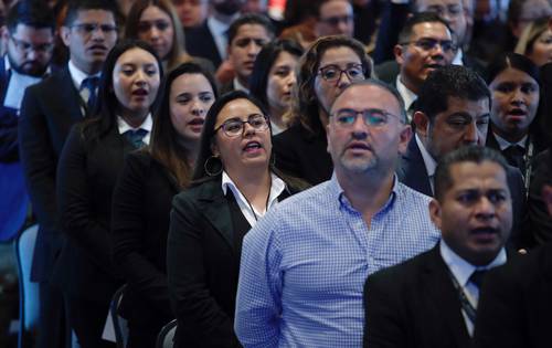 Por primera vez, los trabajadores cantaron el himno del AIFA.