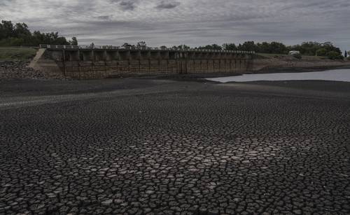 La humanidad “vampiriza” los recursos hídricos del planeta gota a gota, alertó la ONU en un informe publicado horas antes del inicio de la primera conferencia del organismo mundial sobre el agua en casi medio siglo, que tratará de dar esperanza a millones de personas que están en peligro por una crisis mundial “inminente”. En imagen de ayer, el lecho seco del lago de la presa Canelón Grande que proporciona agua potable a Montevideo, Uruguay.