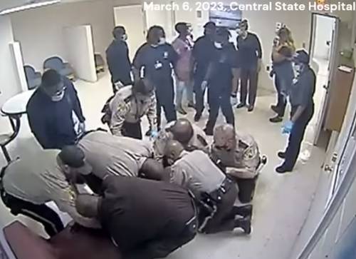 Imagen del video de la muerte de Irvo Otieno, quien fue inmovilizado por agentes en un hospital siquiátrico de Virginia, EU.