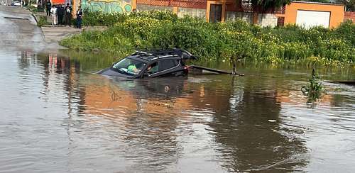 En la carretera libre Playas de Rosarito-Ensenada un automovilista quedó varado en un arroyo crecido por las fuertes lluvias de ayer en la zona costera de Baja California, por lo que fue rescatado por personal de Protección Civil.