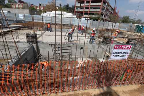 El sector constructor retrocedió debido a la baja en obra pública. Imagen de trabajos de la línea 2 del Cablebús en la CDMX.