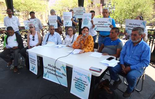 Organizaciones en defensa del agua en Jalisco se reunieron frente al palacio de gobierno del estado para acusar al gobernador Enrique Alfaro de usar proyectos hídricos con fines políticos.