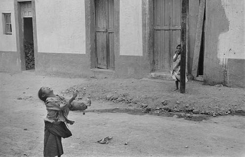 Fotografía de Helen Levitt tomada en la colonia Tacubaya en la Ciudad de Mexico, 1941.