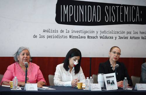 Griselda Triana (izquierda) y Rosa María Breach (derecha), esposa y hermana de los corresponsales ultimados. En el centro, Sara Lidia Mendiola, directora de Propuesta Cívica.