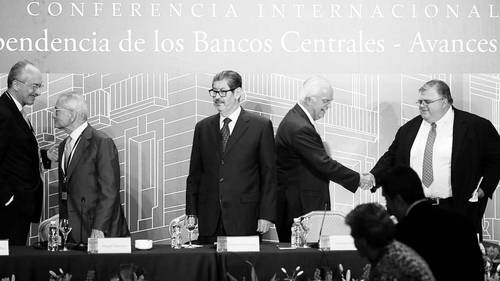 En imagen de octubre de 2013, Francisco Gil Díaz, Miguel Mancera Aguayo, Roberto del Cueto Legaspi, Pedro Aspe y Agustín Carstens en el foro por los 20 años de la autonomía del Banco de México.