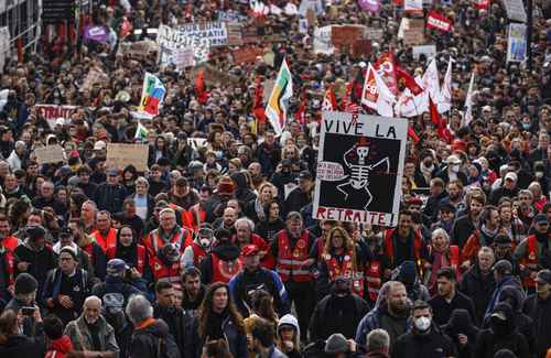  En la ciudad de Nantes (oeste), una de las masivas tomas de calles contra el gobierno. Foto Ap