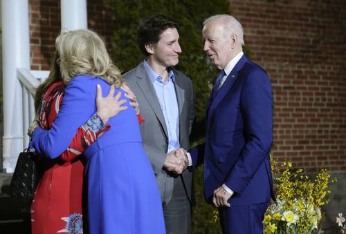 Estados Unidos y Canadá llegaron a un acuerdo sobre los cambios a un convenio de asilo de hace décadas, con el fin de que, a partir de este año, se restrinja aún más la protección a migrantes indocumentados en territorio canadiense, informaron a CNN dos funcionarios. En ese contexto, el gobierno estadunidense comenzó a trasladar a Texas a personas que cruzan desde Canadá a su territorio, para su procesamiento y, según el caso, expulsarlos a México o a su país de origen bajo una restricción fronteriza instaurada por el covid-19, indicó un representante de seguridad nacional. En tanto, el presidente estadunidense, Joe Biden, llegó ayer a Ottawa, y hoy se entrevistará con el primer ministro Justin Trudeau para tratar temas migratorios. En la imagen, ambos mandatarios y sus respectivas esposas, Jill Biden y Sophie Gregorie Trudeau.