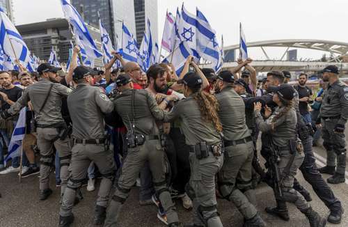La policía israelí intenta dispersar uno de los bloqueos carreteros en Tel Aviv.