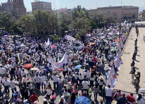 La plaza de armas de la ciudad de San Luis Potosí fue el punto de reunión de miles de maestros de la sección 26 del Sindicato Nacional de Trabajadores de la Educación que marcharon ayer en demanda de prestaciones.