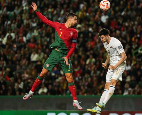 El astro portugués (7), quien supera en un cabezazo a Noah Frommelt, centrocampista de Liechtenstein, contribuyó con dos anotaciones en la victoria por 4-0 del conjunto lusitano.