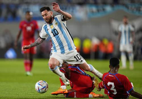 Con la rodilla derecha lastimada y ante más de 80 mil hinchas con playeras albicelestes, Lionel Messi celebró el gol 800 de su trayectoria en el triunfo de Argentina por 2-0 contra Panamá durante un partido amistoso en el estadio Monumental de Buenos Aires, para festejar el título mundial ganado hace tres meses en Qatar. En el primer tiempo, el rosarino (10) recibió una fuerte entrada de Kevin Galván (3) y estuvo asediado por sus adversarios.