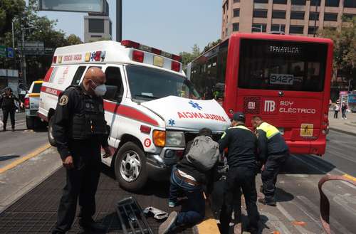 Dos paramédicos particulares resultaron heridos cuando el conductor perdió el control sobre el Eje 2 Poniente Rosales y avenida Hidalgo, por lo que atravesó el camellón y se impactó con un camión de la línea 3.