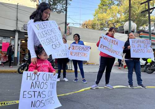 Frente a la fiscalía capitalina, integrantes del colectivo Mariposas Buscando Corazones y Justicia Nacional exigieron la presentación con vida de Valeria Jimena Esquivel Godínez.