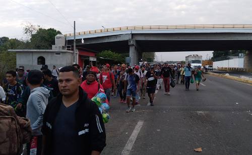 Contingente de más de 500 extranjeros de varios países piden libre tránsito por México para llegar a Estados Unidos. Inician caravana sin tener un documento de estancia regular.