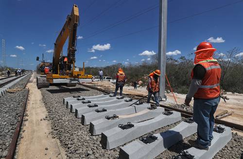  En tres turnos se labora para la colocación de las vías del Tren Maya . Foto Marco Peláez