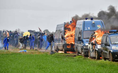 Los enfrentamientos en Sainte-Soline (centro-oeste) durante un mitin ecologista a favor del agua, que acompaña a las movilizaciones contra el sistema de seguridad social en Francia, dejaron varios heridos ayer, así como la destrucción de vehículos policiales.