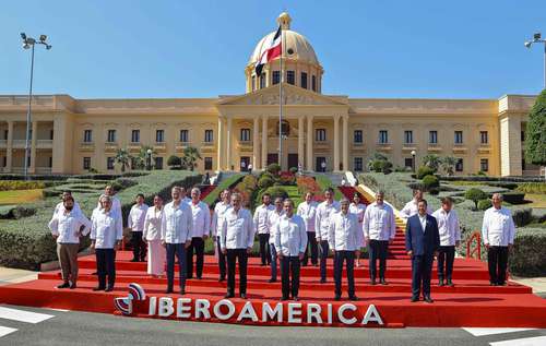 Jefes de Estado y de gobierno, así como representantes oficiales, clausuraron ayer el cónclave de Iberoamérica con un mensaje de unidad, en Santo Domingo.