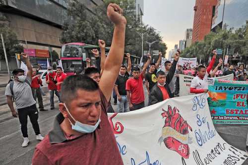 Estudiantes de la Normal Isidro Burgos acompañaron ayer en la marcha mensual contra la impunidad a otros solidarios y a padres de familia de los 43 alumnos de la misma escuela desaparecidos en 2014.