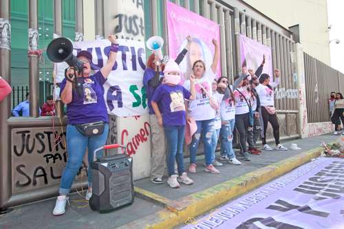 Madres de víctimas de feminicidio pusieron una cadena en el acceso a los juzgados adscritos al penal estatal de Chalco, estado de México, en protesta por “la falta de justicia”.