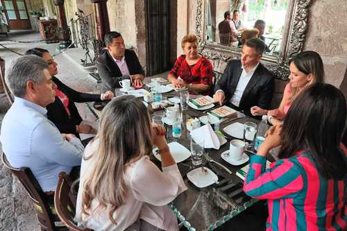 El aspirante presidencial por el PRI, Alejandro Murat Hinojosa, se reunió ayer en un restaurante del centro histórico de Morelia, Michoacán, con diputados locales.