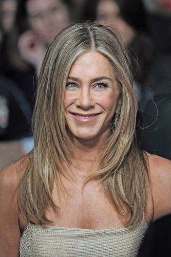 Junto con Adam Sandler, su compañero de reparto en Murder Mistery 2, Aniston promueve esa película en París.