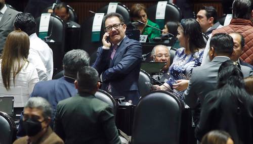 “Se despidió el lenguaraz de Lorenzo Córdova y, atrás de él, su fiel escudero y guardián de la mafia electoral. ¿Y el amparo, apá?”, ironizó ayer Ignacio Mier (centro). coordinador de Morena en San Lázaro, sobre la renuncia del secretario ejecutivo del INE, en vigor a partir del próximo lunes.