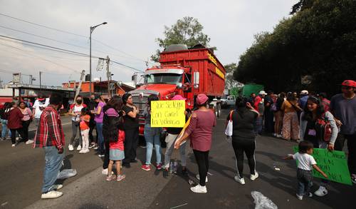 Los vecinos de San Andrés Totoltepec bloquearon la vialidad durante más de tres horas.