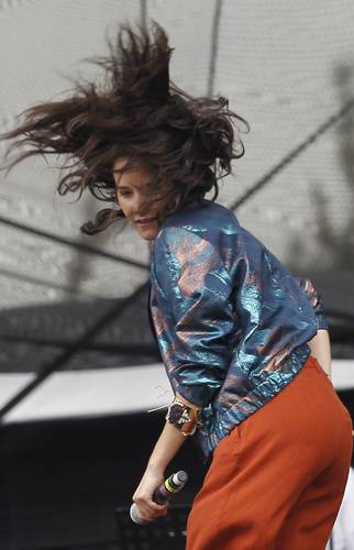La cantante reveló que sus colaboradores fueron encerrados en los camerinos por varios sujetos, tras su presentación en la Feria del Caballo 2023.