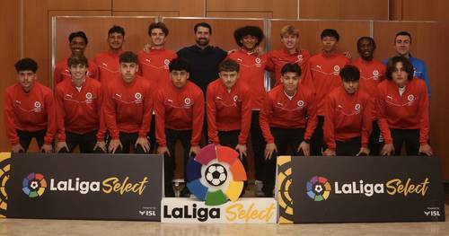 Parte de los jóvenes futbolistas seleccionados para realizar un campamento de entrenamiento en varios clubes españoles.