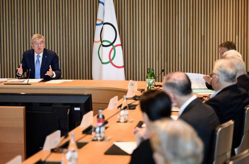 Thomas Bach, presidente del organismo internacional, intenta zanjar esa crisis deportiva, ante la amenaza de Ucrania de un boicot a París 2024.